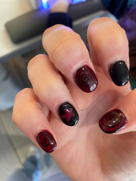 Metalhead Nails, Gothic Nails Short, Mcr Nails, Easy Gel Nail Designs For Beginners, Emo Nails, Nail Art Designs For Beginners, Rock Nails, Nail 2023, Funky Nail Designs