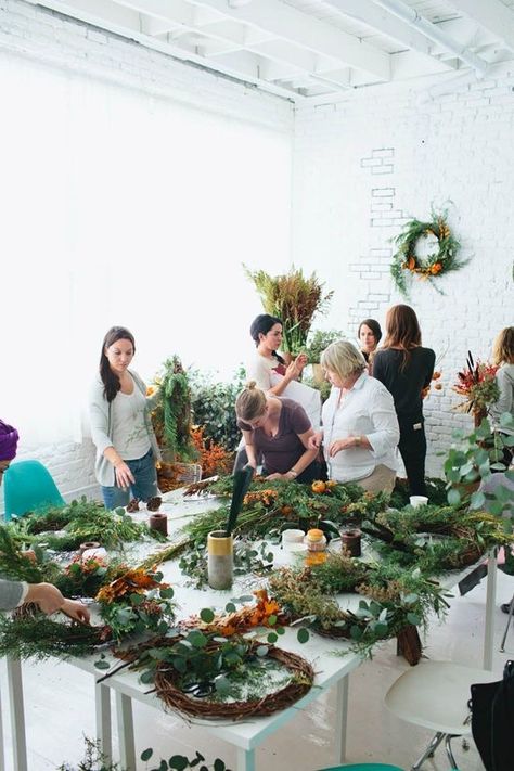 Craft Workshop Ideas, Creative Workshop Ideas, Planting Workshop, Wreath Making Party, Workshop Event, Plant Workshop, Wreath Workshop, Floral Workshop, Flower Shop Design