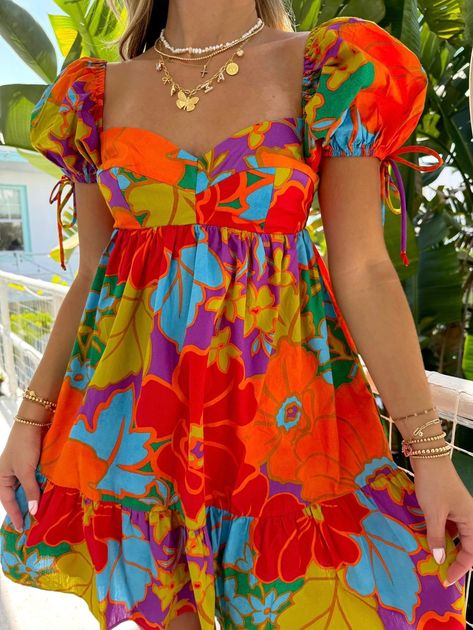 Sweetheart Neckline Summer Dress, Hawaii Outfits Colorful, Colorful Vacation Dress, Fit Dress Outfit, Colorful Dress Outfit, Mexicana Fashion, Bold Colors Fashion, Patterned Outfits, A Dress Outfit