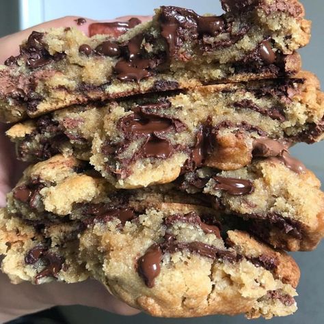 15 Best Spots In NYC To Find Mouthwatering Chocolate Chip Cookies - Secretnyc Brown Butter Oatmeal Chocolate Chip, Levain Cookies, Bakery Chocolate Chip Cookies, Levain Bakery, Studying Food, Baked Eggplant, Eggplant Parmesan, Homemade Tacos, Homemade Taco Seasoning