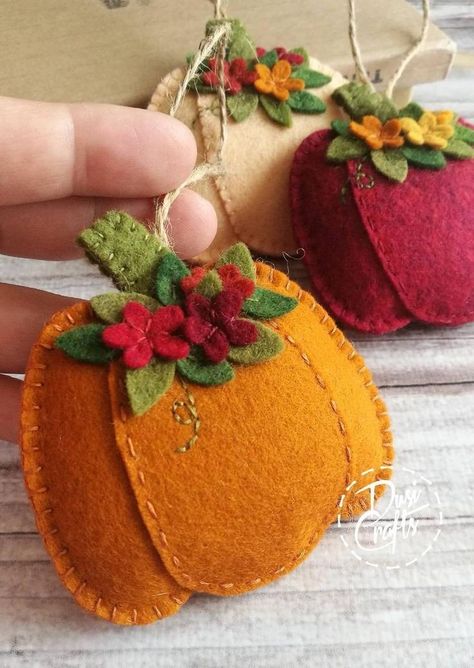 Pumpkin Ornaments, Felt Pumpkins, Wool Felt Projects, Felted Wool Crafts, Felt Ornament, Felt Projects, Felt Embroidery, Autumn Crafts, Wool Projects