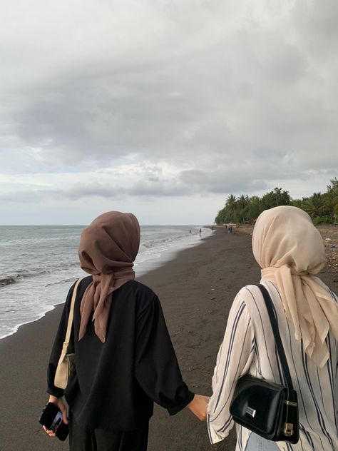 Beach Poses Hijab, Ootd Kepantai, Outfit Mantai, Poses Hijab, Fit Selfie, Hijab Couple, Korea Aesthetic, Jeans Highwaist, Ootd Poses