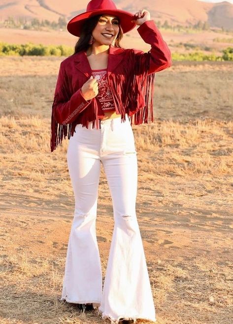 Red Western Outfits Women, Vaquera Outfit Dress, Skirt Vaquera Outfit, Plus Size Vaquera Outfit, Red Cowgirl Outfit, Ootd Vaquero, Outfit Vaquera, Recreation Outfits, Outfit Vaqueros