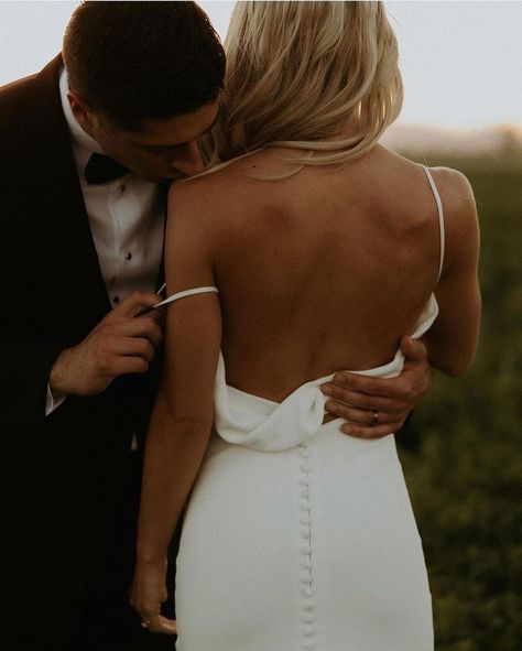 Wedding Photo Inspiration LOVE (@wedding.photo.inspiration) • Instagram photos and videos Farm Wedding Photos, Wedding Pic, Occasion Dresses Wedding, Chapel Train, Family Posing, Wedding Photo Inspiration, Family Farm, Photoshoot Poses, Farm Wedding