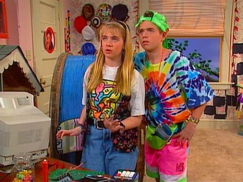 Throwback Thursday: 10 Couples#039; Costumes Inspired By The 90s Clarissa Explains It All, Throwback Outfits, Fashion Guys, 90s Tv Shows, Melissa Joan Hart, 90s Fashion Women, Goth Outfit, Neon Outfits, 90s Girl