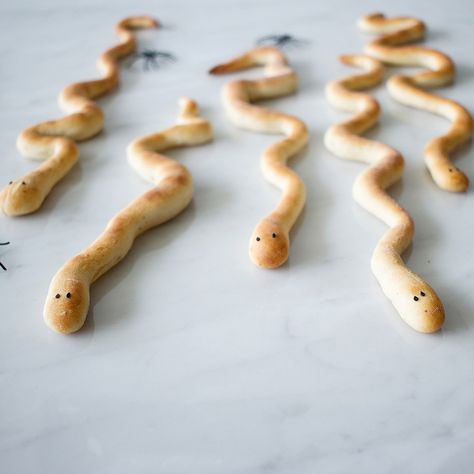 Halloween Snake Food, Snake Snacks For Kids, Breadstick Snakes, Snake Breadsticks, Halloween Breadsticks, Halloween Food Treats, Halloween Dinner, Breadsticks, Halloween Snacks