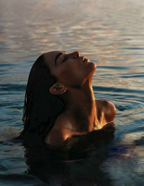 Girl in water Fotografia In Piscina, Pool Photography, Water Shoot, Erin Wasson, Model Ideas, Cleansing Water, Shotting Photo, Photographie Portrait Inspiration, Beach Photography Poses