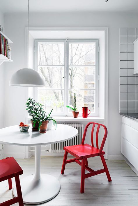 Personal and cozy apartment in Sweden - NordicDesign Red Interior Design, Interior Decorating Styles, Mesa Exterior, White Rooms, Decoration Inspiration, Red Interiors, Cozy Apartment, Exterior Decor, Trendy Decor