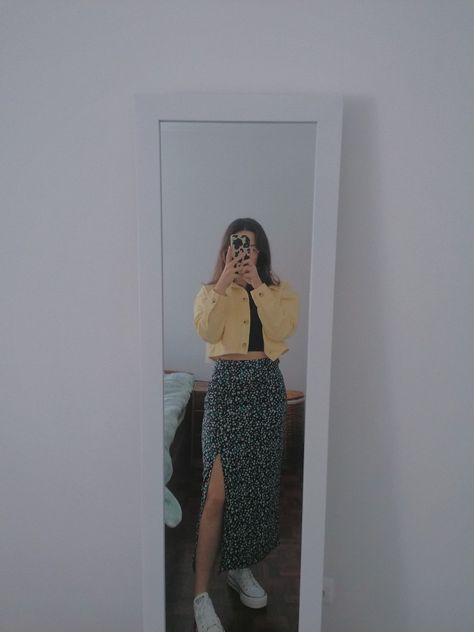 outfit inspiration, long skirt, midi skirt, floral pattern, yellow jacket, mirror selfie, all star, black crop top, casual chic, brunch jacket from ZARA, skirt from TIFFOSI, black top from STRADIVARIUS Skirt Mirror Selfie, Yellow Top Outfit, Midi Skirt Floral, All Star Black, Zara Skirt, Star Black, Crop Top Casual, Yellow Jacket, Skirt Floral