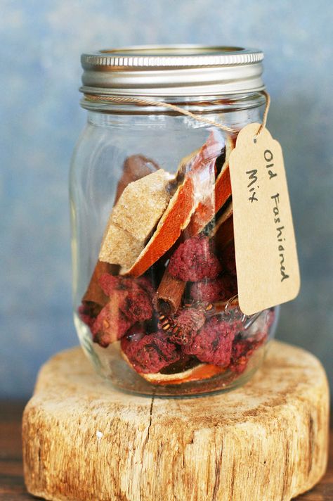 Cocktails in a jar: Make your own DIY cocktail jars to give as a gift! Drink Infusion Jars, Dried Fruit Mason Jar Drinks, Dried Fruit Drink Recipes, Old Fashioned In A Jar Gift, Dry Cocktail Mixes, Diy Infused Whiskey, Craft Cocktail Kits Diy, Diy Infusion Jar, Diy Drink Infusion Kit