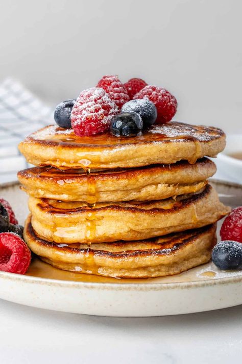 These Greek Yogurt Pancakes are so fluffy and delicious, you won't believe they're healthy! Full of protein and made with wholesome ingredients High Protein Granola, High Protein Dishes, Whipped Yogurt, Greek Yogurt Pancakes, Protein Overnight Oats, Protein Granola, Yogurt Pancakes, Healthy Pancakes, Perfect Healthy Breakfast