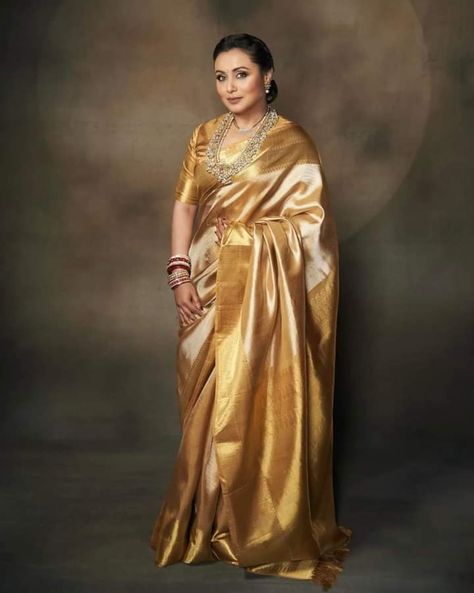 Golden Silk Saree Bridal, Golden Silk Saree, Antique Saree, Luxury Saree, Kerala Saree Blouse Designs, Rani Mukherjee, Golden Saree, Bollywood Bridal, Shadi Dresses