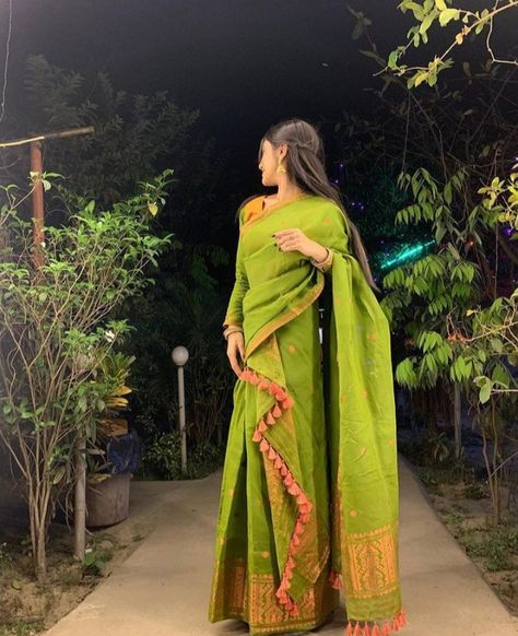 Yellow Mekhela Chador, Sador Mekhela Design, Mekhla Chador Look, Mekhela Sador Poses, Mekhala Chadar Design, Traditional Girls Dp, Sador Mekhela Photo Pose, Mekhela Sador Aesthetic, Mekhla Saree