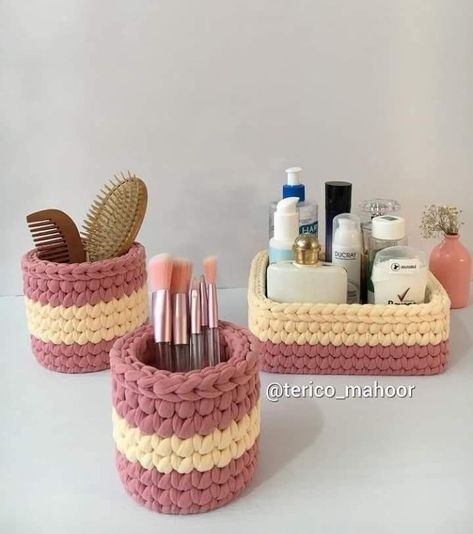 Totora Ideas, Crochet Basket Tutorial, Pola Macrame, Scrap Yarn Crochet, Crochet Organizer, Confection Au Crochet, Crochet Baskets, Crochet Storage, Crochet Bag Tutorials