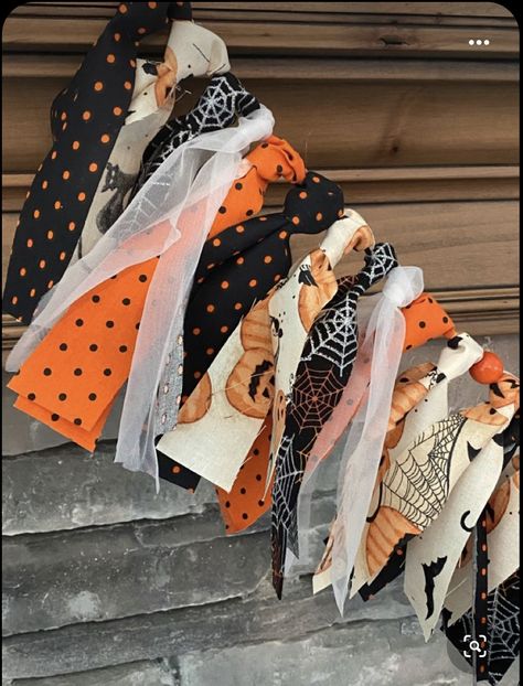 Diy Fall Halloween Decor, Diy Halloween Garland, Rag Tie Garland, Halloween Fabric Crafts, Decorate For Halloween, Rag Garland, Casa Halloween, Boho Halloween, Halloween Sewing