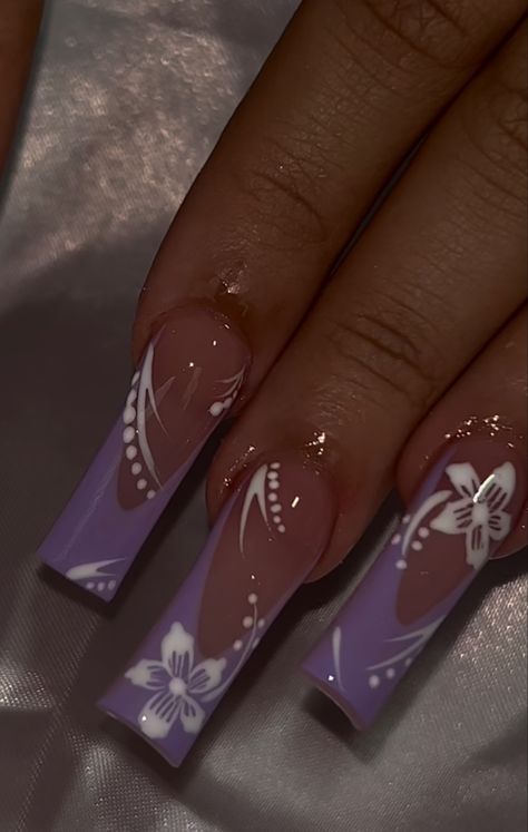 Purple Prom Nail Designs, White N Purple Nails, February Nails Purple, Purple Nail With Flower, Blue Spring Acrylic Nails, Purple Back To School Nails, Purple Nails Ideas Simple, Purple Nails With White Flowers, Purple Latina Nails