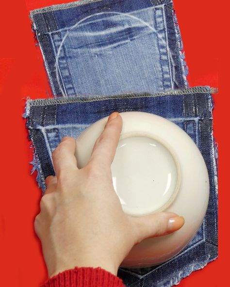 How you can use the pockets of old jeans to sew yourself a cool purse | jeans, handbag | How you can use the pockets of old jeans to sew yourself a cool purse | By MomCut - Deutschland Denim Bag Pattern Jean Purses Sewing Tutorials, Diy Jean Purse, Jean Pocket Purse, Reuse Jeans, Denim Jean Purses, Reuse Old Jeans, Recycling Clothes, Jeans Handbag, Diy Bags Jeans