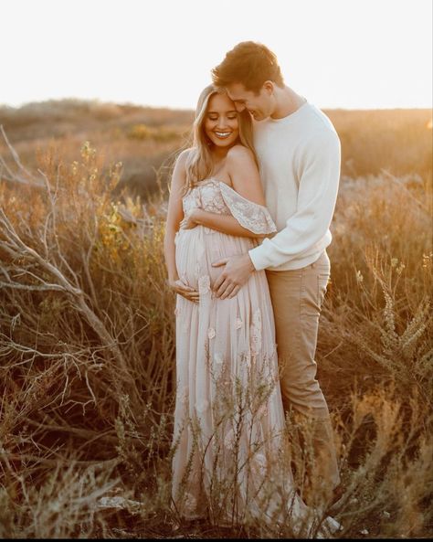 Spring Maternity Photos, Couple Maternity Poses, Kristin Johns, Baby Bump Photoshoot, Family Maternity Pictures, Shooting Couple, Maternity Photography Poses Outdoors, Cute Pregnancy Pictures, Outdoor Maternity Photos