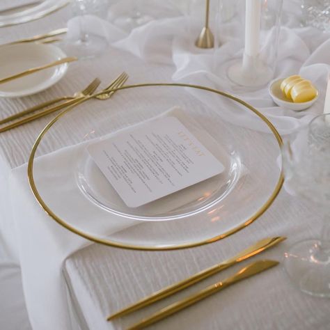 Gold Rimmed Charger Plates, Acrylic Charger Plates, Charger Plates Wedding, Gold Charger Plate, Wedding Tablescape, Mirror Gold, Wedding 2024, Wedding Tablescapes, Charger Plates