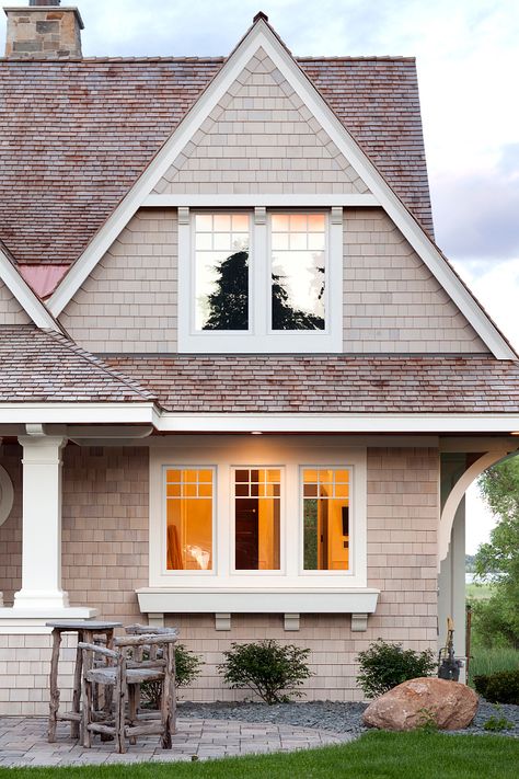 Classic East Coast Shingle Style Lakeside Cottage Grid Windows Exterior, Exterior Window Design, Shingle House Exterior, Exterior Ranch Homes, Shingle Style Architecture, Exterior House Siding, Shingle House, Trim Paint, Home Styles Exterior