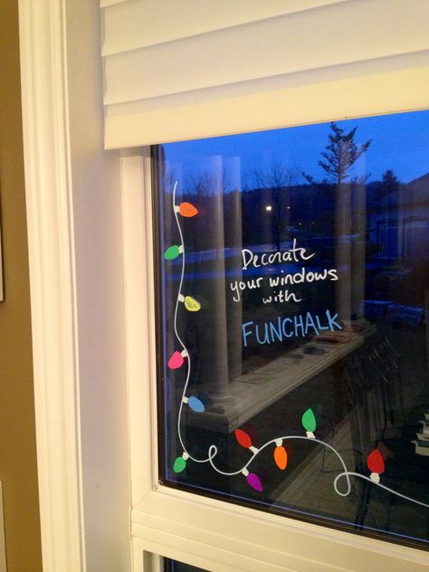 Simple Window Christmas Decor, Draw On Window Christmas, Christmas Window Art Easy, Christmas Mirror Art, Christmas Window Painting Colorful, Easy Window Painting Ideas Christmas, Christmas Window Art Ideas Diy, Christmas Mirror Painting, Christmas Window Art Ideas Easy