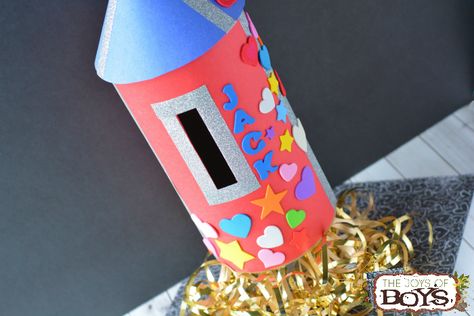 Make a Rocket Valentine Box and Have a BLAST This Valentine's Day Rocket Valentine, Cool Valentine Boxes, Valentine Box Ideas, Diy Valentines Box, Valentine Boxes For School, Kids Valentine Boxes, Valentine Card Box, Monster Valentines, Valentine Mailbox