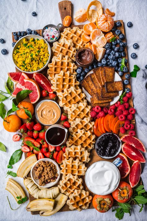 Brunch Board Ideas For Two, Vegan Brunch Board, Fruit Brunch Board, Waffle Brunch, Break Fast Charcuterie Board, Waffles Brunch Ideas, Home Made Brunch Ideas, Vegan Brunch Food, Waffle Bar Charcuterie Board