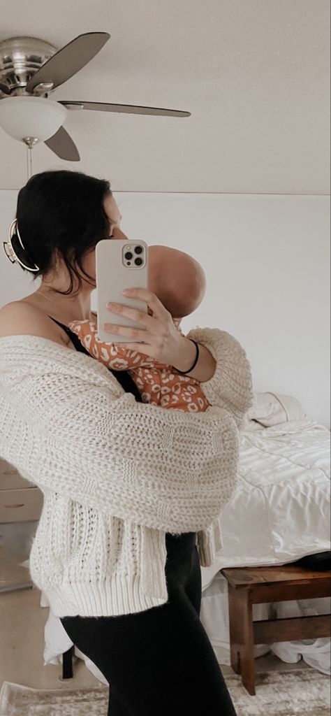 Selfies With Newborn, Faceless Baby Pictures, Hidden Baby Face Photos, Baby Photo Ideas Without Face, No Face Baby Announcement, Newborn No Face Pictures, Hidden Face Baby Pictures, No Face Newborn Photo, Private Newborn Photos