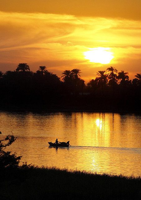 River Nile, Shadow Silhouette, Ancient Egypt History, Hercule Poirot, Sunset Background, Instagram Background, Egypt History, Nile River, The Social Network