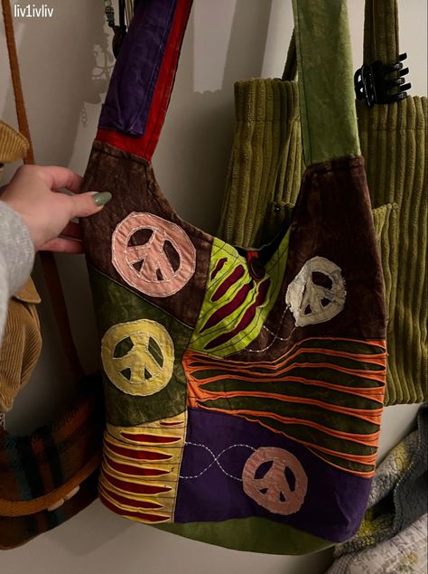 Hippie Style 70s, Hippie Tote Bag, Hippie Bags, Patchwork Bags, Diy Arts And Crafts, Peace Sign, Hippie Style, Earth Tones, Diy Art