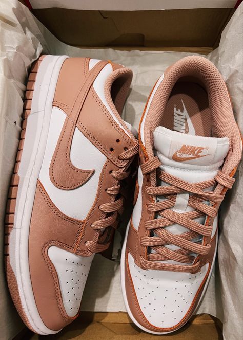 Pink Nike Dunks Low Shoes Nike Dunks Tan, Fall Nike Shoes, Pink Nike Shoes Outfit, Custom Nike Dunks, Brown Nikes, Nike Dunk Low Women, Nick Shoes, Nike Rosa, Latest Nike Shoes