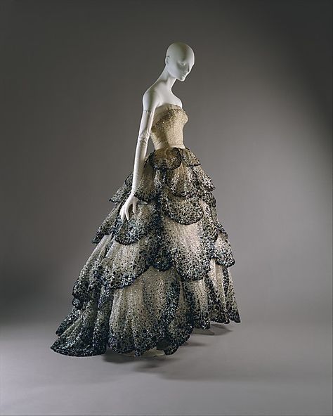 House of Dior   Designer:Christian Dior   Date:fall/winter 1949–50 Dior Evening Gown, Vintage Evening Gowns, Dior Dress, Christian Dior Haute Couture, Dior Vintage, Dior Haute Couture, Christian Dior Couture, فستان سهرة, Vestidos Vintage