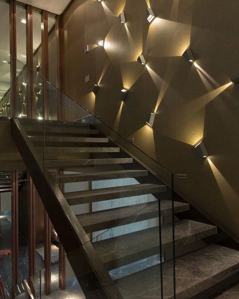 Amazing Wall Lighting Design Ideas - Engineering Discoveries Stairs Designs, Staircase Lighting Ideas, Living Room Stairs, Modern Staircase Design, Decoration Hall, Staircase Design Ideas, Stair Walls, Staircase Wall Decor, Staircase Design Modern