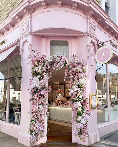 Peggy Porschen Cakes, Peggy Porschen, Bakery Decor, Store Design Boutique, Salon Suites, Interior Vintage, Bakery Design, Shop Fronts, Cool Birthday Cakes