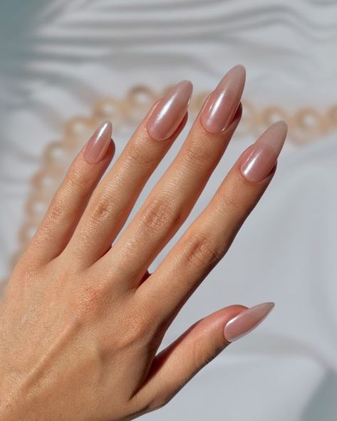 Peach Freshwater Pearl – Peachy Nude with White Chrome Nail Nude Chrome Nails Almond, Easy Nail Designs Summer, White Chrome Nails, Retro Nails, Pearl Nails, Almond Acrylic Nails, Nail Length, Bridal Nails, Clear Nails