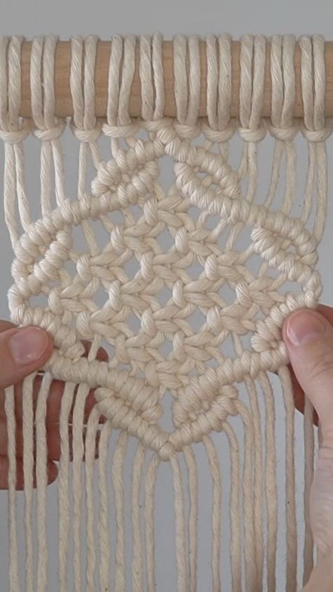 Macrame Patterns Tutorials How To Make, Free Macrame Patterns, Macrame Lace, Macrame Knots Pattern, Macrame Wall Hanging Diy, Macrame Wall Hanging Patterns, Sushi Restaurant, Tatting Jewelry, Macrame Hanger