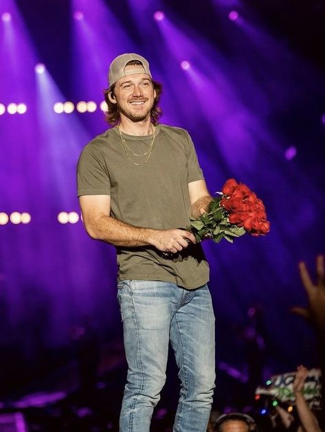 Morgan Wallen With Roses, Hot Morgan Wallen Photos, Funny Morgan Wallen Pictures, Famous Country Singers, Best Country Singers, Country Singer, Celebrity Updates, Morgan Wallen