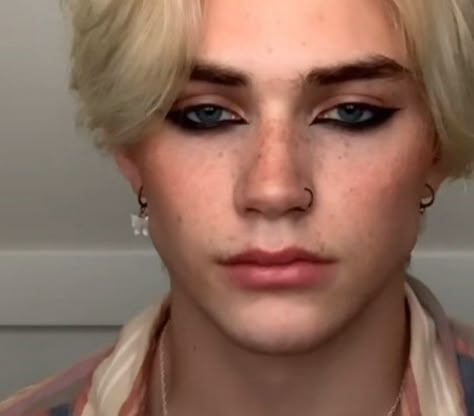 Men Makeup Eyeliner, Cameron Hill Makeup, Grunge Makeup Male, Cameron Hill Tiktok, Makeup Looks Masc, Masc Emo Makeup, Men’s Eyeliner, Androgynous Makeup Looks, Grunge Makeup Men