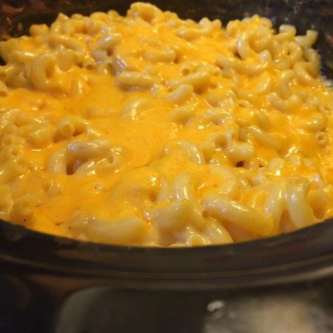 Country singer and Food Network star Trisha Yearwood brings her famous Slow Cooker Mac and Cheese to every holiday party. Get the recipe here. Tricia Yearwood Recipes, Slow Cooker Mac And Cheese, Trisha Yearwood Recipes, Crockpot Mac And Cheese, Mac Cheese Recipes, Trisha Yearwood, Holiday Party Foods, Mac And Cheese Recipe, Dinner Party Recipes