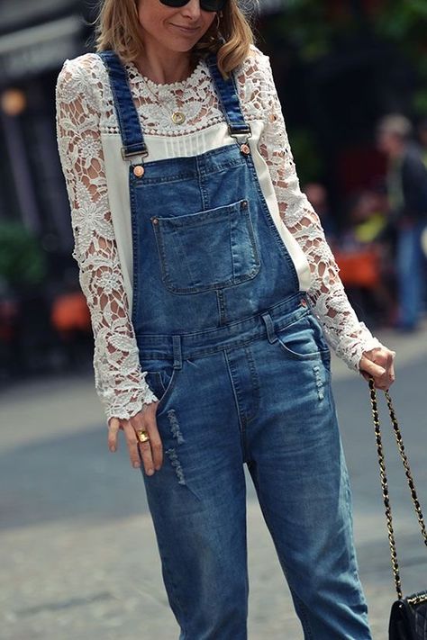 Salopette en jean + blouse en dentelle How To Wear Dungarees, Vestiti In Jeans, Dungaree Outfit, Overall Outfit, Jeans Overall, Women Fashion Edgy, Outfit Jeans, Denim Overalls, Looks Style