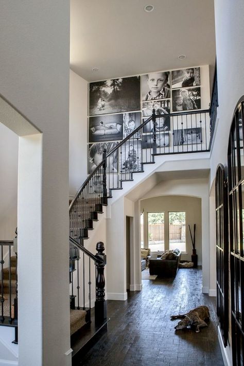 Tall Staircase Wall Ideas, Stairwell Pictures, Stairs Wall Decor Ideas, Foto Scale, Entry Idea, Displaying Family Pictures, Stairway Gallery, Stairway Gallery Wall, Picture Walls