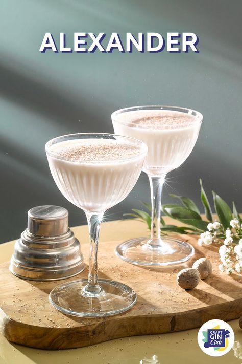 Creamy Cocktail Recipes, Dessert Cocktail Recipes, Sweet Gin Cocktail Recipes, Gin Based Cocktails Recipe, Gin Craft Cocktails, Thyme Gin Cocktail, Gin Based Cocktails, Classic Gin Cocktails, Brandy Alexander