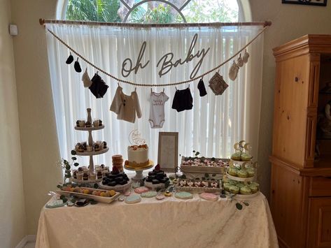 Simple Baby Shower Decorations, Airplane Baby Shower Theme, Shower Checklist, Fall Baby Shower Themes, Baby Shower Checklist, Diaper Party, Shower Vintage, Airplane Baby Shower, Baby Birthday Decorations