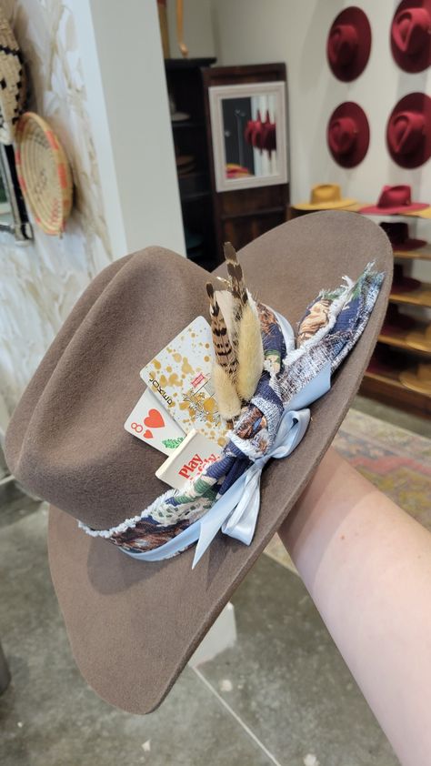 Decorated Fedora Hats, Diy Western Hat, Decorate Cowboy Hat, Nashville Hats, Hat Making Ideas, Rodeo Attire, Cowboy Hat Crafts, Decorated Hats, Womens Western Hats