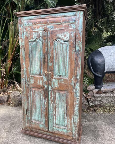 Vintage design can be both glamorous and opulent or wonderfully simplistic. Blending boho vintage style, such as an antique armoire with natural surroundings Mogulinterior Blue Armoire, Tall Armoire, Patina Diy, Exposed Wood Ceilings, Rustic Lodge Decor, Lodge Aesthetic, Vintage Armoire, Farmhouse Style Furniture, Antique Armoire