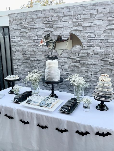 Gotham Themed Party, Modern Batman Birthday Party, Batman Sweet 16, Batman Quinceanera, Adult Batman Party, Batman Graduation, Batman Wedding Theme, Batman Birthday Party Ideas, Batman Theme Party