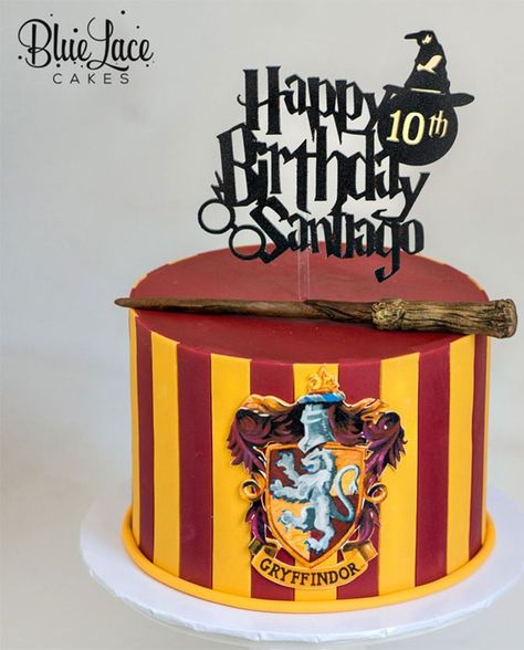 Gryffindor Birthday Cake, Gryffindor Cake Ideas, Harry Potter Cake Gryffindor, Gryffindor Cake, Harry Potter Birthday Cake Ideas, Harry Potter Cakes, Gryffindor Uniform, Harry Potter Birthday Cake, Harry Potter Bday