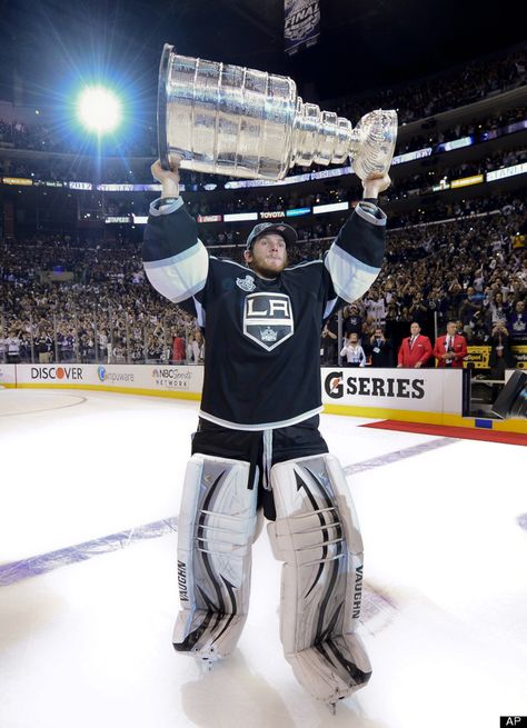 Dustin Brown, Jonathan Quick, La Kings Hockey, Kings Hockey, Hockey Life, Hockey Goalie, Sport Player, Los Angeles Kings, Hockey Player