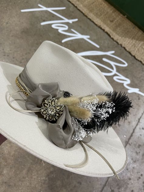 Fedora Hat Decorating Ideas, Decorated Hats Diy, Decorated Felt Hat, Decorate Straw Hat, Decorated Hats Ideas, Fleastyle Hat Bar, Decorating Hats Ideas, Cowboy Hat Decorations Ideas, Cowboy Hats Decorated