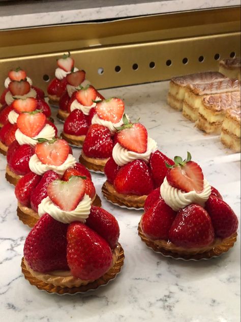 Strawberry Foods Aesthetic, Cute Pastries Aesthetic, Strawberry Desserts Aesthetic, Valentines Baked Goods, Cute Desserts Aesthetic, Korean Food Aethstetic, Aesthetic Deserts, Dessert Valentines Day, Strawberry Foods